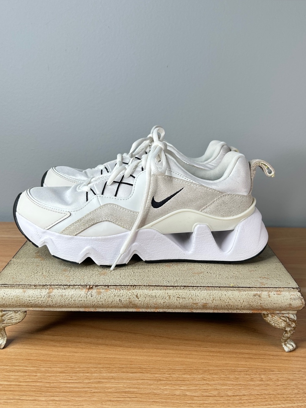 Nike White Sneakers Size 8 Tennis Shoes RYZ 365 Summit - Picture 9 of 16
